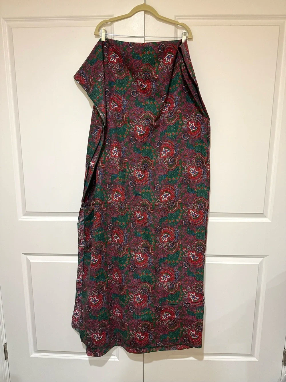 Paisley Rectangle Tablecloth in Red & Green Approx. 120” L x 60” W